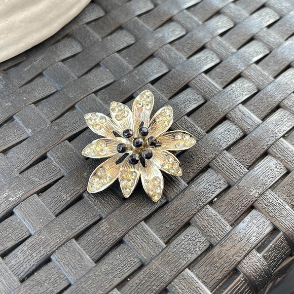 Vintage Flower Broach - Picture 4 of 10